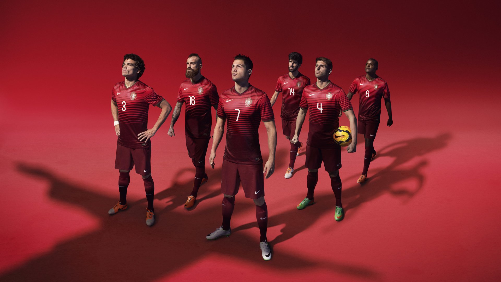 开云棋牌-英超激烈争夺，豪门鏖战不断